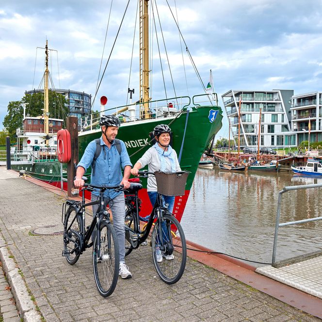 Radfahrer vor der Greundieck im Stadthafen Stade