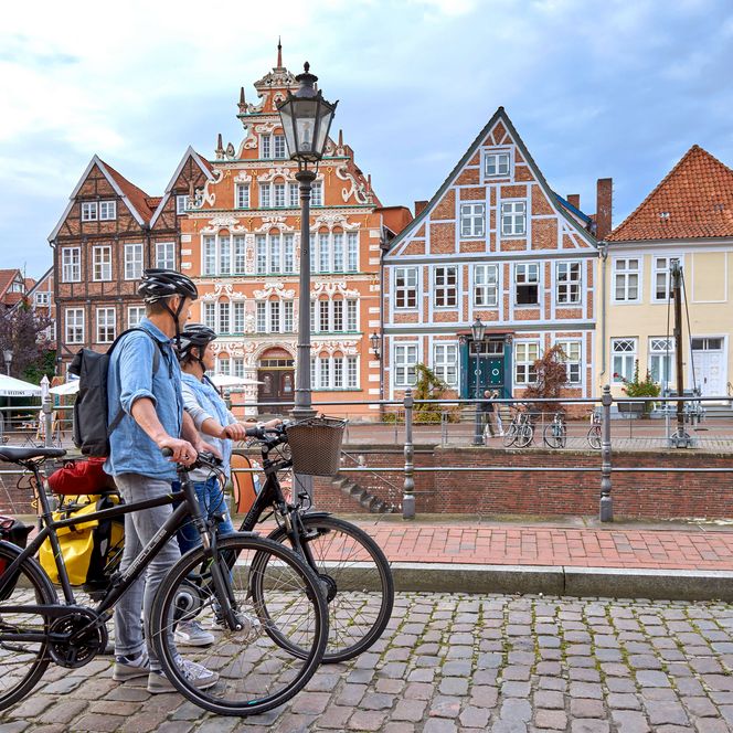 Radfahrer in der Altstadt Stade