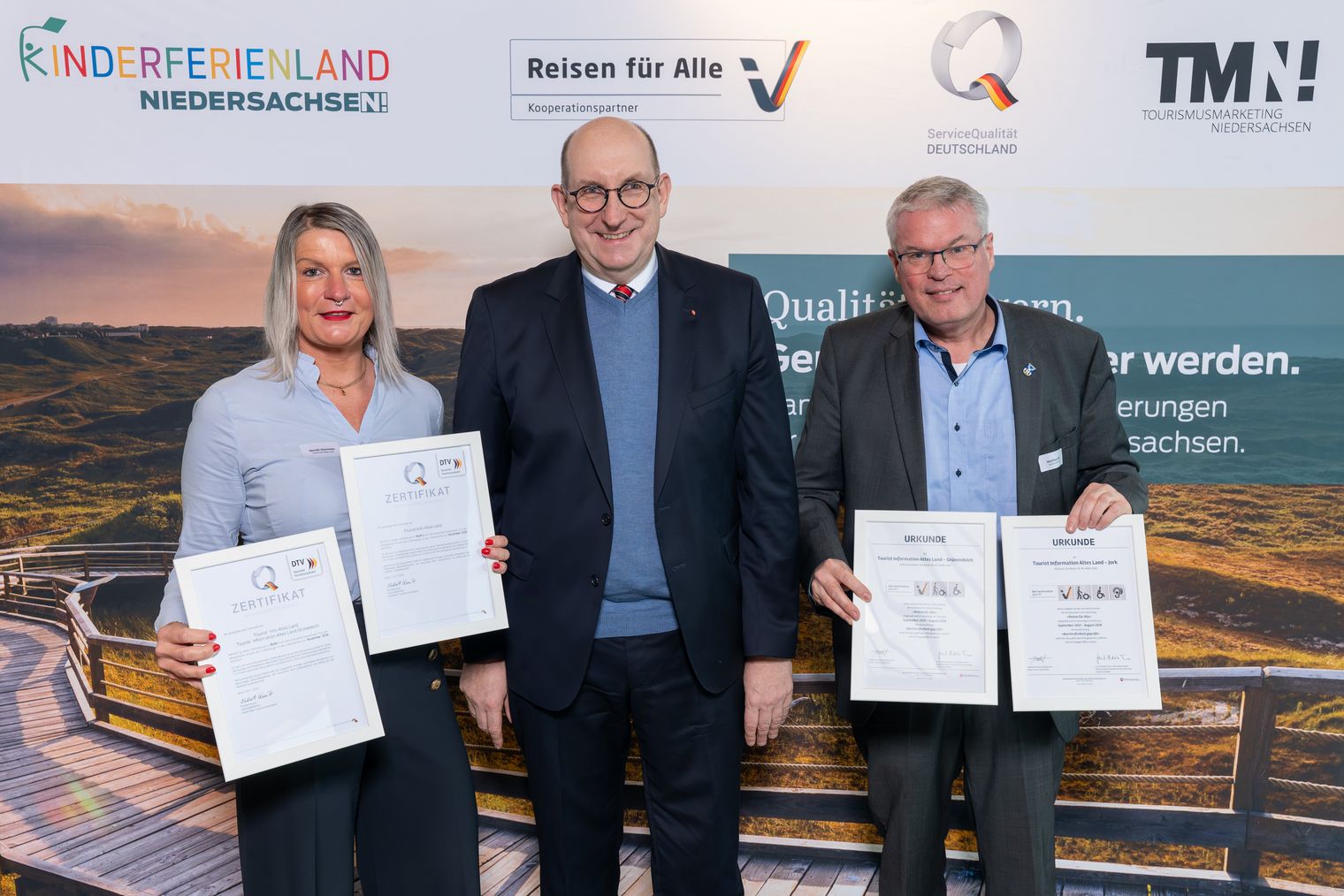 Vertreter der Gemeinde Jork nehmen Urkunden entgegen.