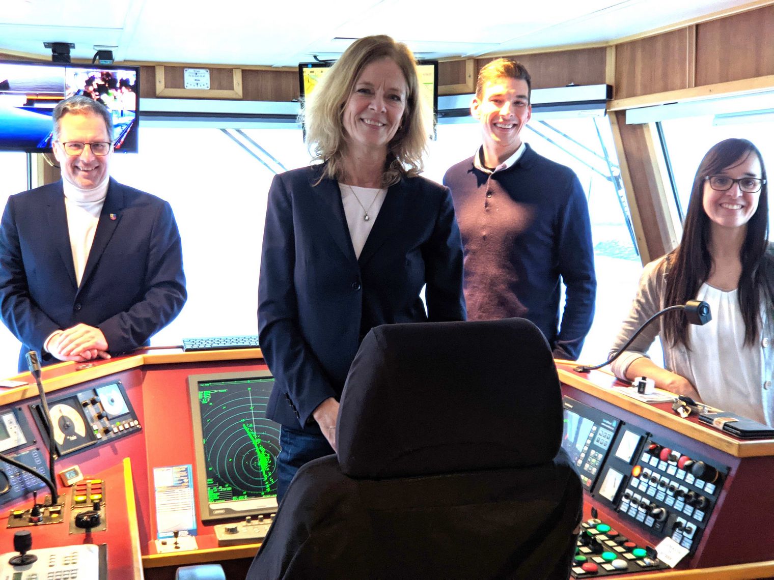 Die Akteure der Präsentation stehen auf der Brücke der Lühe-Schulau-Fähre